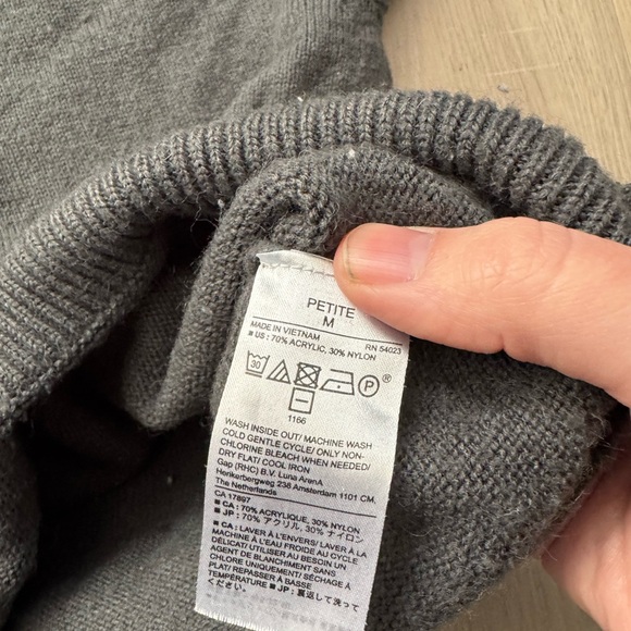 Banana Republic Men's Charcoal Crewneck Sweater - Picture 6 of 6